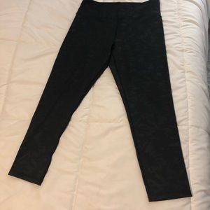 Zyia midnight camo Capri leggings size 14-16